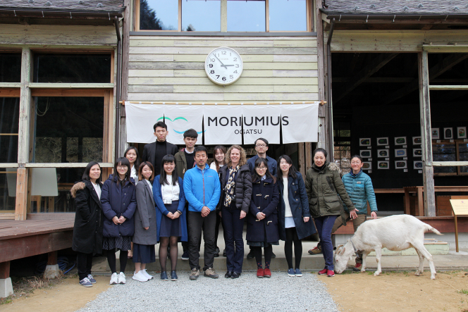 Dr Janet Borland (centre), Japanese Studies Programme Director, Dr Maki Wan (second from right), Deputy General Manager of Planning and Business Development for Mitsubishi Corporation Hong Kong Limited, and the ten students participating in the Young Leaders Tour of Japan join staff at the MORIUMIUS at the residential eco-activity centre.