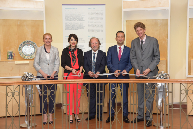 (From left) Ribbon-cutting ceremony by Ministry of Tourism and Culture of the Republic of Turkey Aysun İmirgi, Artist Nida Olçar, Artist Mehmet Gürsoy, Consul General of the Republic of Turkey in Hong Kong Korhan Kemik and UMAG Director Florian Knothe.