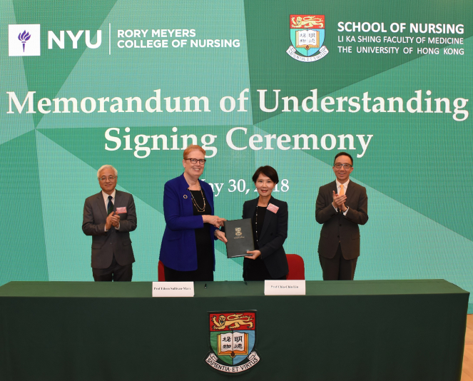 紐約大學Rory Meyers護理學院院長Eileen Sullivan-Marx教授及港大李嘉誠醫學院護理學院院長林佳靜教授簽署協議備忘錄,同場出席的嘉賓還包括香港大學署理校長譚廣亨教授及香港大學李嘉誠醫學院院長梁卓偉教授,見證簽訂協議備忘錄。