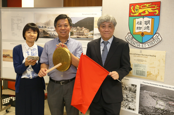 Ir Dr Poon Sun Wah (right) and research team members Ir Man Ka Fai and Dr Deng Ying, holding a blast flag and gong used for warning before undergoing blasting work in quarries in old times.