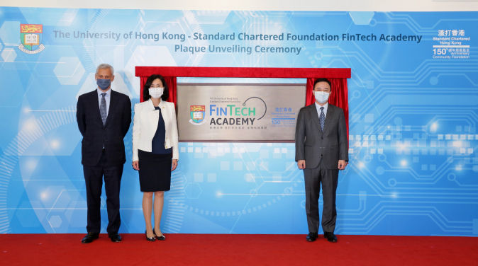 The co-chairs of the HKU-SCF FinTech Academy unveiled the plaque.
(From right) Professor Xiang Zhang, President and Vice-Chancellor of the University of Hong Kong; Ms. Mary Huen, CEO, Hong Kong, Standard Chartered and Trustee, Standard Chartered Hong Kong 150th Anniversary Community Foundation.
(Left) Mr. Bill Winters, Group CEO of Standard Chartered was invited as Officiating Guest of the ceremony.