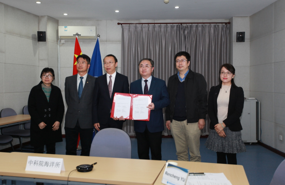 Representatives from IOCAS
From the left: Professor Li LI, Key Laboratory of Experimental Marine Biological Laboratory, CAS; Professor Caiwen LI, Deputy Head, Key Laboratory of Marine Ecology & Environmental Sciences, CAS; Professor Chaolun LI, Deputy Director of IOCAS; Professor Fan WANG, Director of IOCAS; Professor Rencheng YU, Assistant Director, Key Laboratory of Marine Ecology & Environmental Sciences, CAS; Dr Yanwei LI, Head of International Cooperation Office, IOCAS.