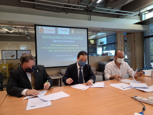 Professor Quentin Parker, Director of the HKU Laboratory for Space Research (Left), Professor Bennett Yim, Director of Undergraduate Admissions and International Student Exchange of the University of Hong Kong (Middle), Dr. Gregg Li, Chairman of the Orion Astropreneur Space Academy (OASA) (Right) signed a Memorandum of Understanding on 27 May 2021.