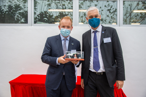 Image 4: Replica of whale skeleton produced by 3D printing was presented to officiating guest Mr Merlin Swire, Chairman of Swire Pacific Limited, by Professor Matthew R Evans, Dean of Science, HKU.