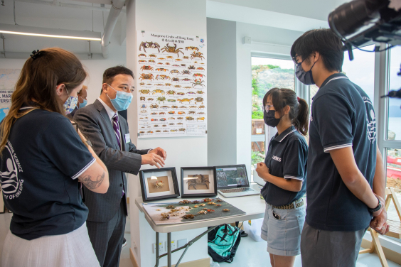 Image 5: Professor Xiang Zhang, President and Vice-Chancellor of HKU was interacting with the researchers while visiting the Biodiversity Centre.