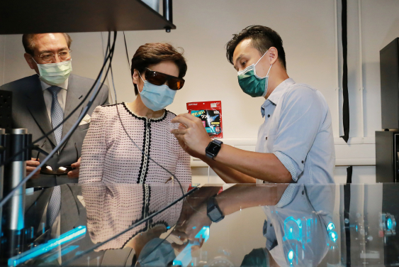 Professor Kevin Tsia, of the Department of Electrical and Electronic Engineering, introduces to the Chief Executive the pioneering homebuilt ultrafast optical microscope system at the Photonic Systems Research Laboratory