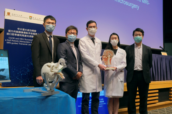 CUHK and HKU develop a soft robotic manipulator for transoral laser microsurgery on head and neck cancer guided by intra-operative magnetic resonance imaging (MRI).
(From left) Mr. Ge FANG, PhD Student and Dr. Ka Wai KWOK, Associate Professor, Department of Mechanical Engineering, Faculty of Engineering, HKU; Dr. Jason CHAN,
Associate Professor and Dr. Catherine CHAN, Honorary Clinical Tutor, Department of Otorhinolaryngology, Head and Neck Surgery, CU Medicine; and Dr. James TSOI, Associate Professor, Dental Materials Science, Faculty of Dentistry, HKU.