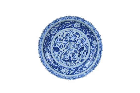Charger
Yuan dynasty, 14th century
Jingdezhen, China
Porcelain with underglaze blue
D. 40 cm
Jinglexuan Collection