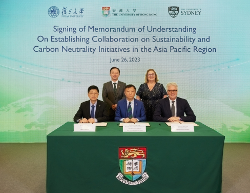 MoU signing witnesses: Professor Xiang Zhang, President and Vice-Chancellor of HKU; and Professor Kathy Belov, Vice-President (Global and Research Engagement) of U of Sydney
Representatives of the three parties in signing (from left): Professor Lei Xu, Vice-President of Fudan U; Professor Peng Gong, Vice-President (Academic Development) of HKU; and Professor Mark Scott, Vice-Chancellor and President of U of Sydney