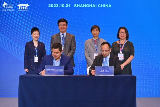 (From left) The MoU is signed by Professor Daisong LIU, Deputy Dean of SIIDB and Professor Kelvin TO, Clinical Professor in the Department of Microbiology at HKU. The signing is witnessed by Professor Fan WU, Dean of SIIB; Mr Hao ZHANG, Vice Director of the Shanghai Municipal Health Commission; Professor YUEN Kwok-yung and Professor Vivian LIN, Executive Associate Dean of HKUMed
