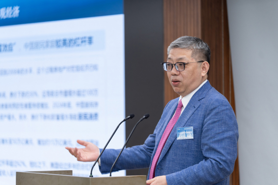 Professor Shusong BA, Professor of Practice in Finance of HKU Business School, delivers a keynote speech.