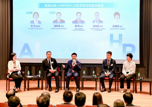 
	（左起）港大經管學院管理及商業策略貢潔副教授；中國聯通(香港)創新研究院副院長遲興軍先生；香港立法會議員、招商局港口集團副董事長嚴剛先生；中國移動香港首席人力資源官、人力資源部總經理張留成先生；以及華為香港研究所人力資源總監呂曉燕女士進行專題討論。



	 

