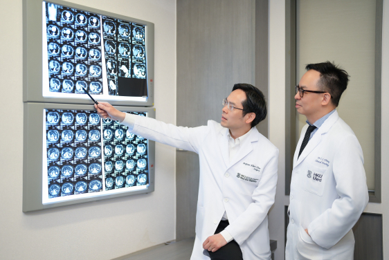局部和免疫治療聯合療法方案對體積較大、無法進行手術切除的肝癌具有根治潛力，其完全緩解率達到46%，而獲完全緩解患者的存活率更高達75%。圖為陳智仁教授（左）和蔣子樑醫生。
 