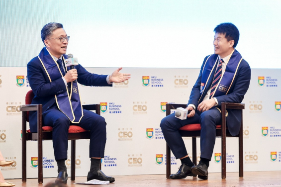（左一起）香港科技大學校董會主席、美國國家工程院外籍院士沈向洋教授與港大經管學院院長、經濟學講座教授、中國經濟研究所總監蔡洪濱教授進行以「AI浪潮下的技術、商業與個人」為題的巔峰對話。