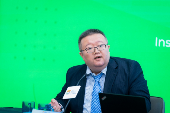 Professor Yiwen ZHANG, Associate Director of the Institute of Behavioural and Decision Science at HKU Business School, presents research findings.