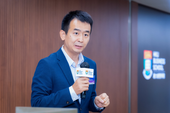 Professor Hongsong ZHANG, Associate Professor of Economics and Associate Director of the Institute of China Economy (ICE) in HKU Business School, delivers a keynote speech.