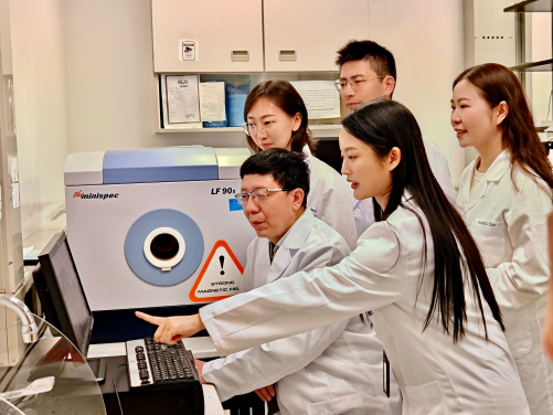 The research team identified clear intervention targets for treating osteoporosis, aiding in the development of drugs that simulate the benefits of exercise. This provides the potential for targeted treatments for vulnerable groups, such as those who are bedridden or have limited mobility, offering benefits comparable to those of physical activity.