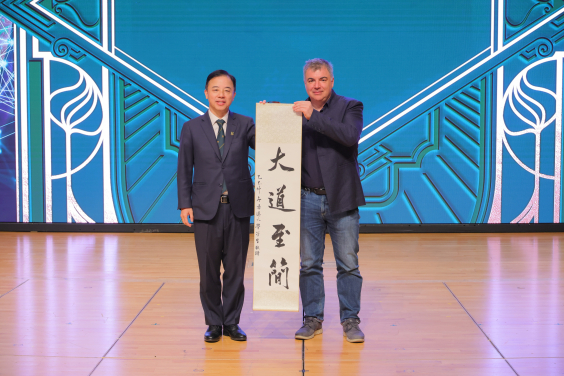 Professor Xiang Zhang presents souvenirs to Nobel Laureates. 