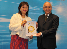 Ms Katherine Ma, HKU Director of Communications, receives the “Gold Award” from Government Chief Information Officer Mr Daniel Lai.